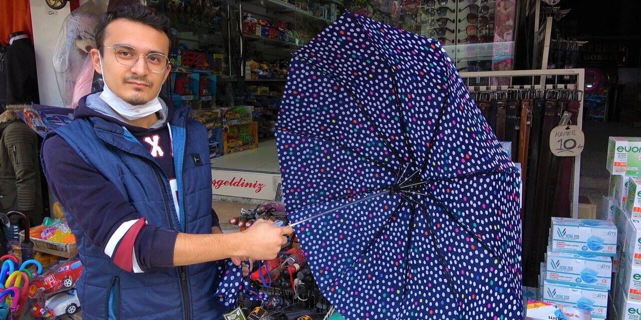 Etkisini sürdüren yağışlar şemsiye satıcıların yüzünü güldürdü