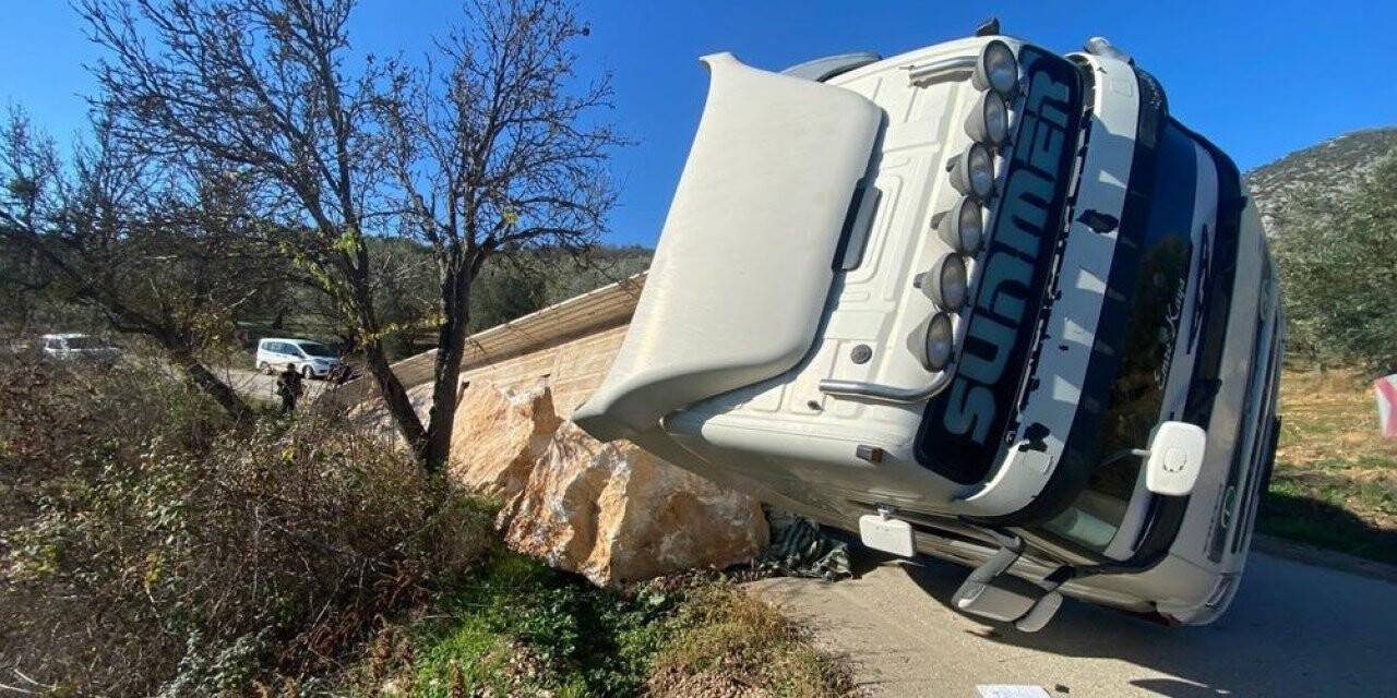 Mermer yüklü tır yol çökünce devrildi