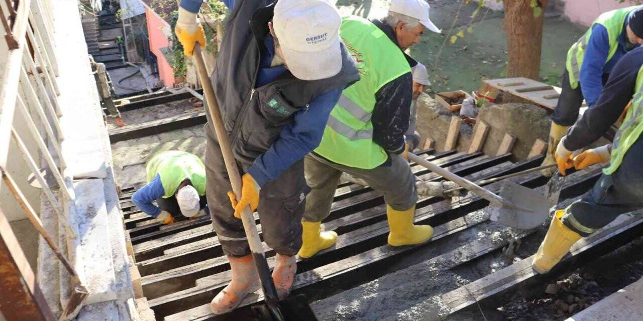 Deforme olan merdivenlerin yerini yenileri inşa ediliyor