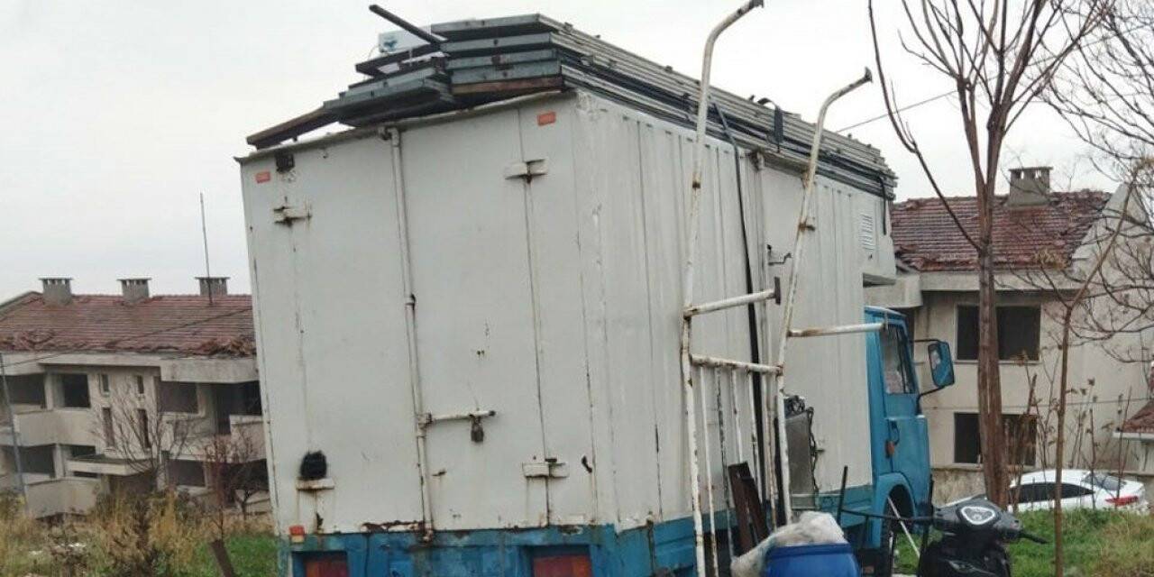 Erdek’te kapalı kasa kamyoneti soydular