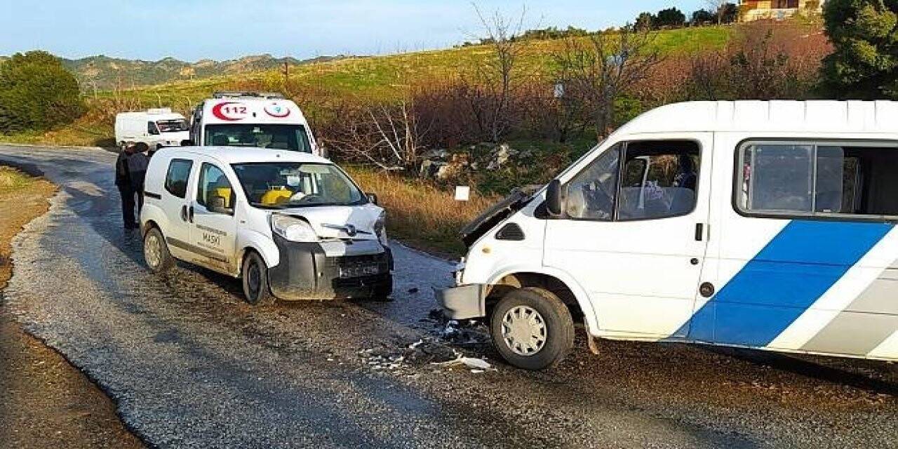Manisa’da iki araç kafa kafaya çarpıştı: 5 yaralı