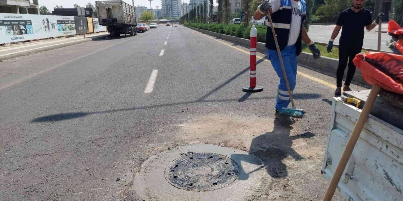 DİSKİ yerinden çıkarılan rögar kapaklarının yerine yenisini bırakıyor