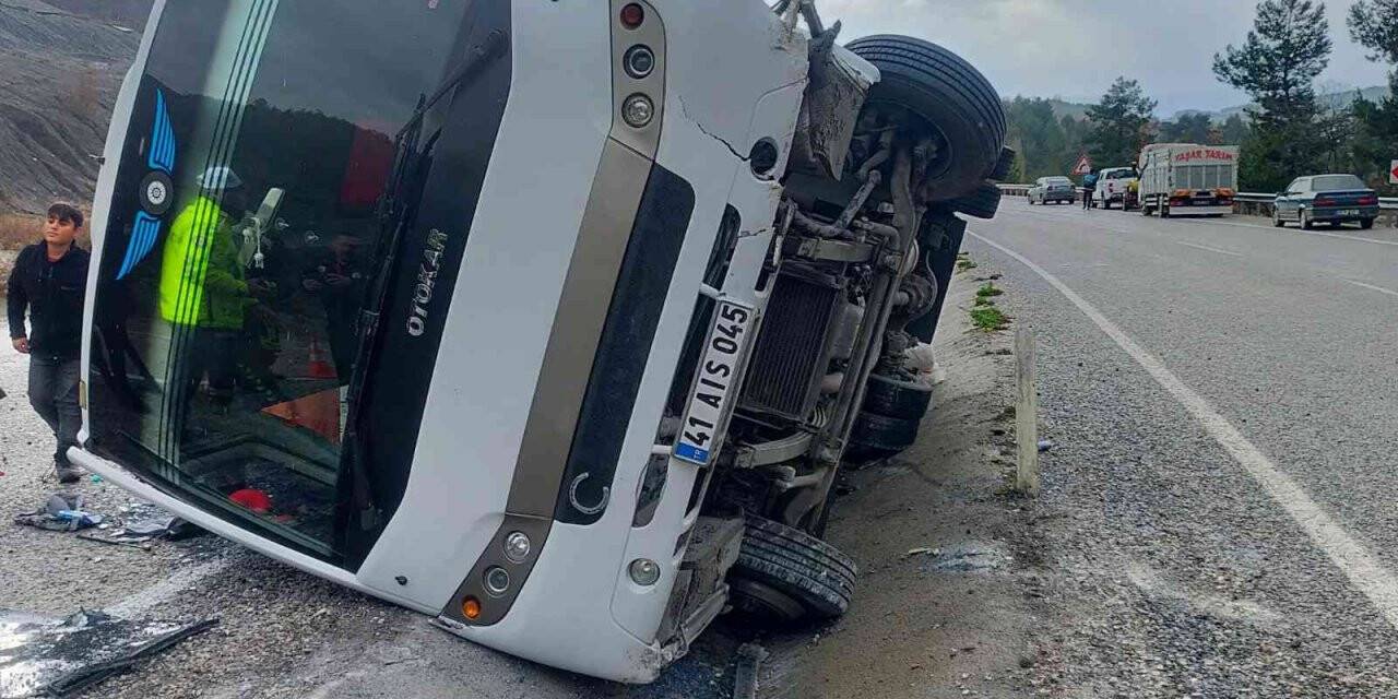 Yoldan çıkan midibüs devrildi, çok sayıda yaralı