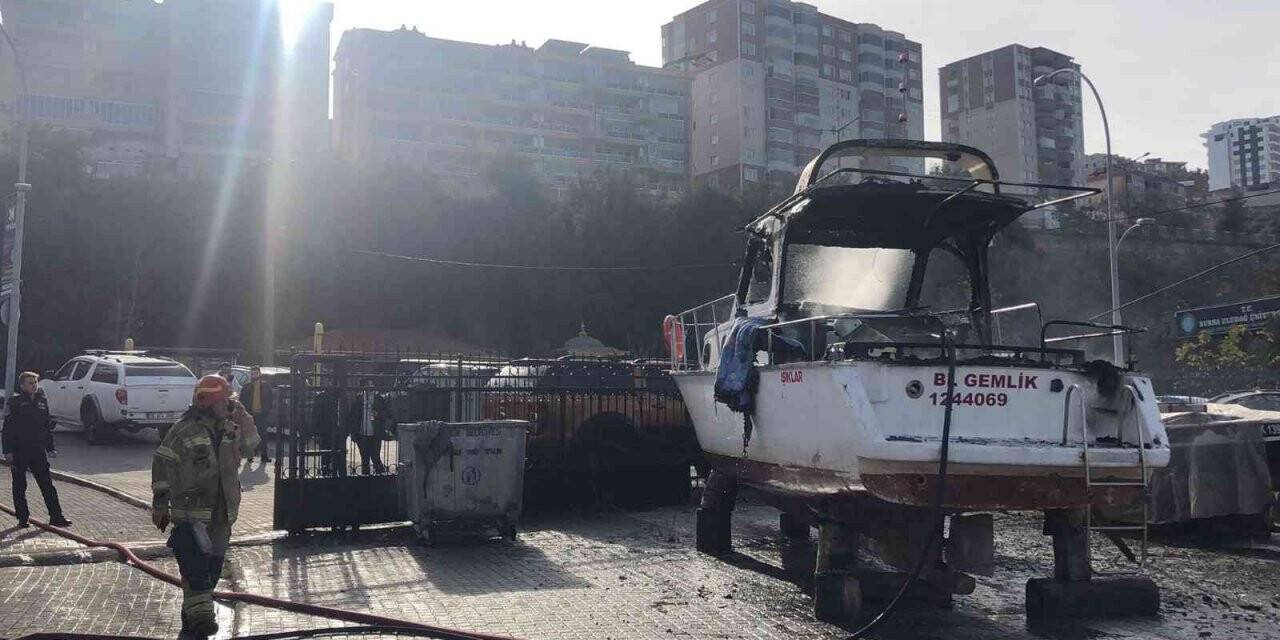 Balıkçı barınağına çekilen tekne yandı