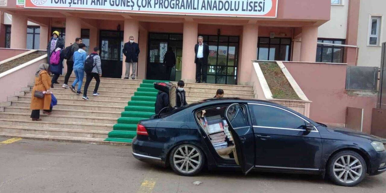 Belde belediye başkanı makam aracını servis aracına dönüştürdü, kendi elleri ile öğrencilere kitap taşıdı