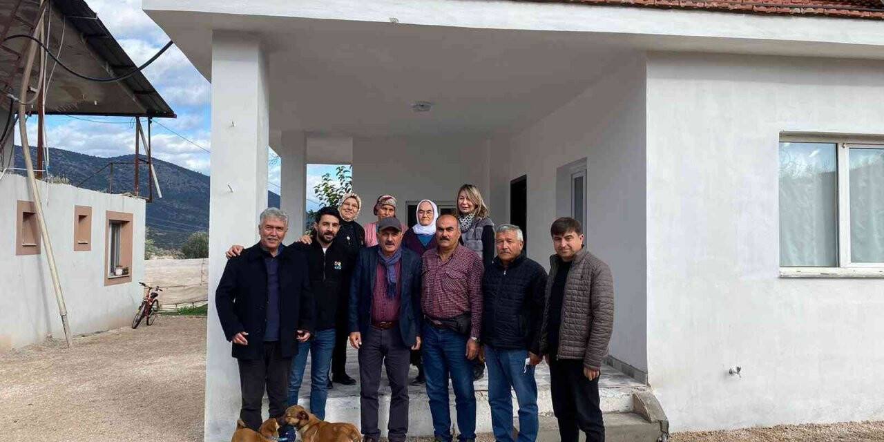 Eski Başkan Saatcı, Memduha teyzenin orman yangınlarında kül olan evini yeniledi