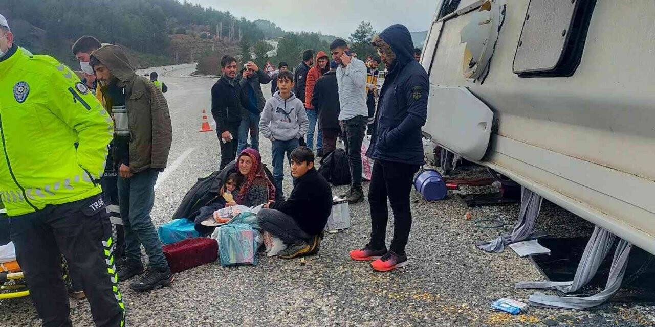 Midibüsün devrildiği kazada 3’ü ağır 12 kişi yaralandı