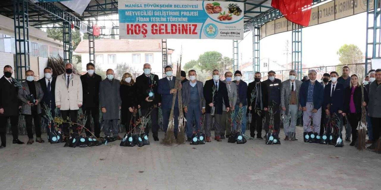 Büyükşehirden, Demirci’de meyve üretimine destek