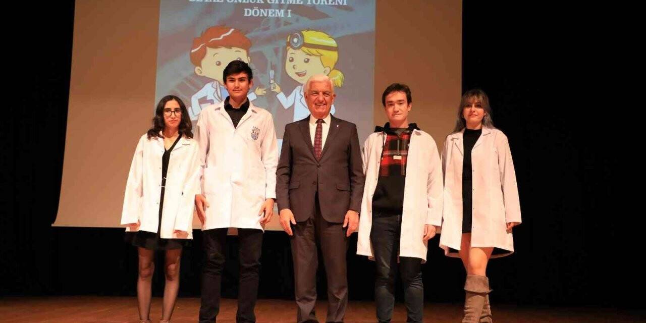 Doktor Başkan, geleceğin hekimlerine beyaz önlük giydirdi