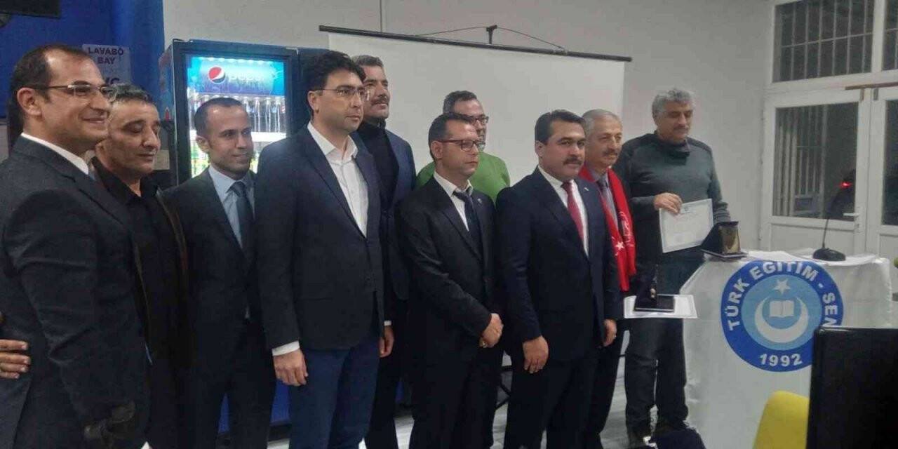 Görevini öğrencisine teslim etti