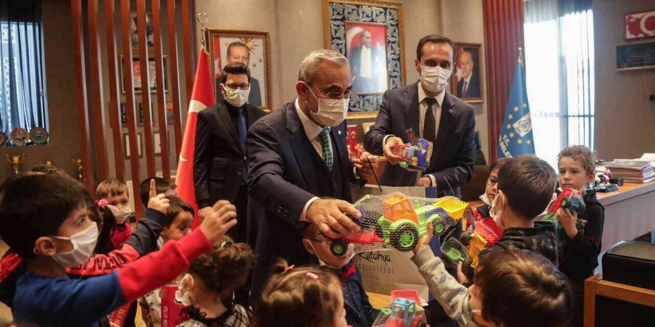 Anaokulu öğrencilerini makamında ağırladı, oyuncak hediye etti