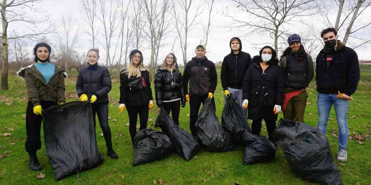 Çevreci öğrencilerden Gazmihal Köprüsü’nde temizlik
