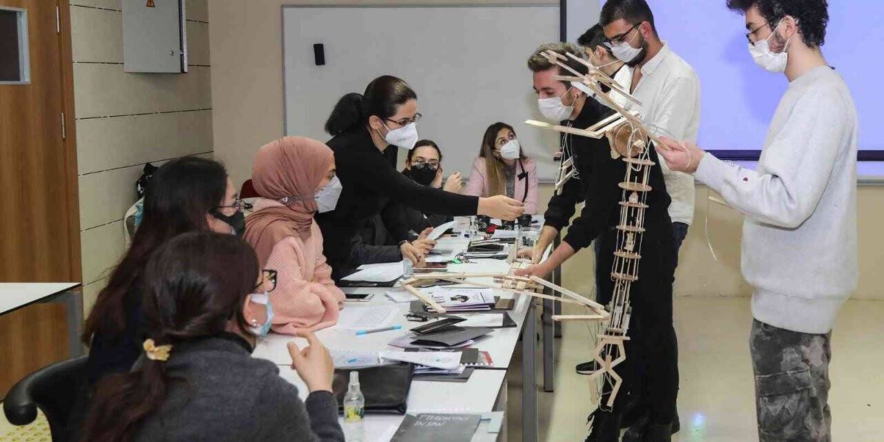 Mimarlık öğrencilerinden giyilebilir bedensel uzantı tasarımları