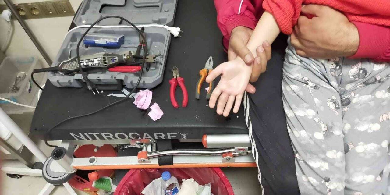 Parmağı suluğa sıkışan çocuğun imdadına itfaiye yetişti