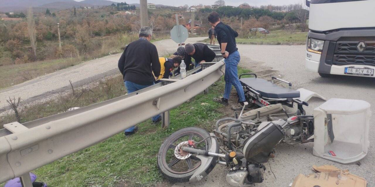 Motosiklet bariyerlere çarptı, sürücüsü yaralandı