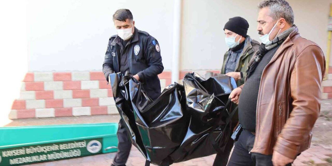Karısının ve üvey çocuğunun boğazını kesmiş