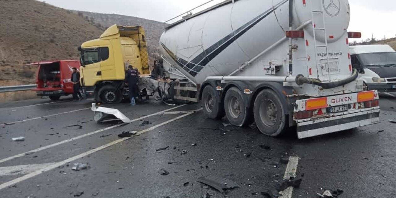 Çimento yüklü tır otomobille çarpıştı: 1 yaralı