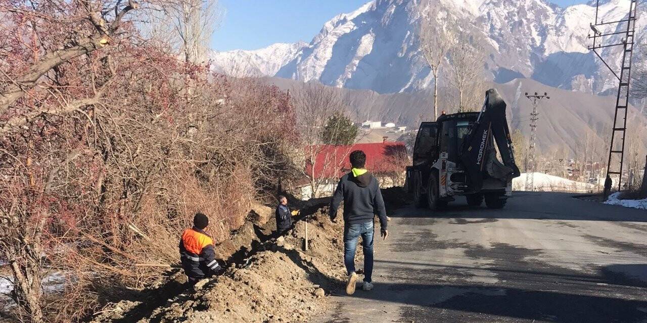 Belediye ekiplerinin dondurucu havada su mesaisi