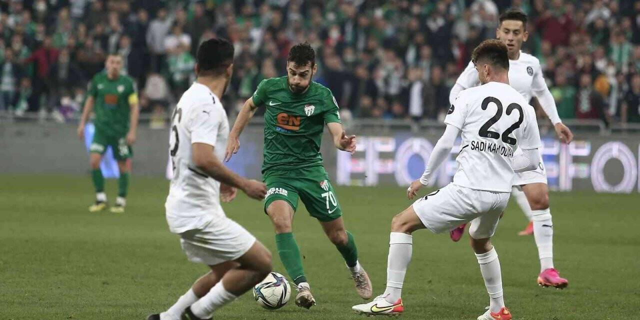 Spor Toto 1. Lig: Bursaspor: 0 - Manisa FK: 0 (İlk yarı sonucu)