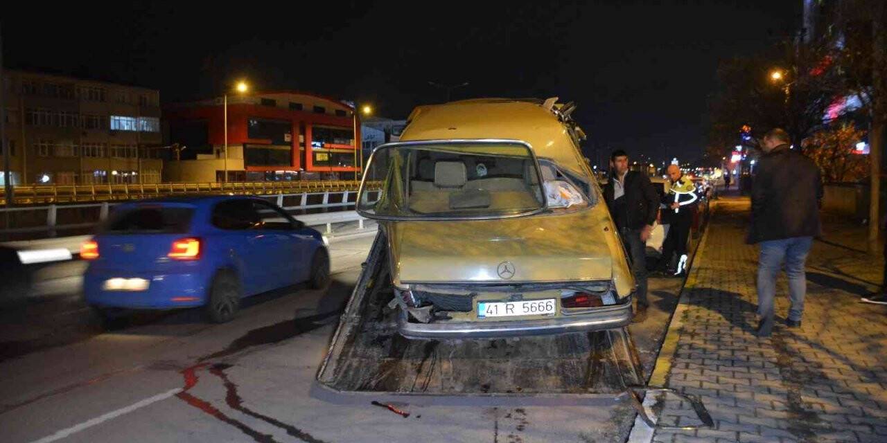 Otomobil park halindeki tıra çarptı: 2 yaralı