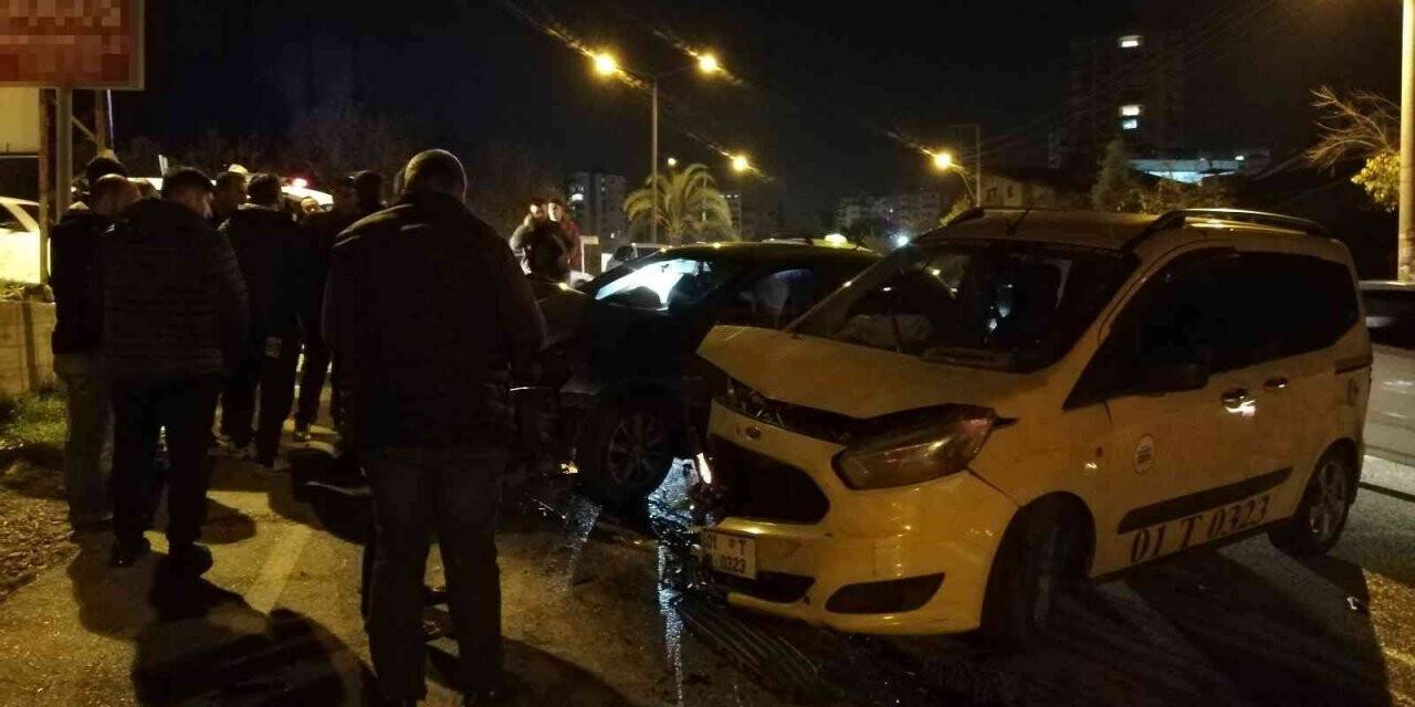 Adana’da otomobil ile ticari taksi çarpıştı: 5 yaralı