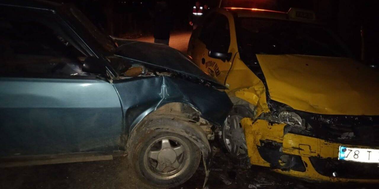 Otomobil ile ticari taksi çarpıştı: 4 yaralı