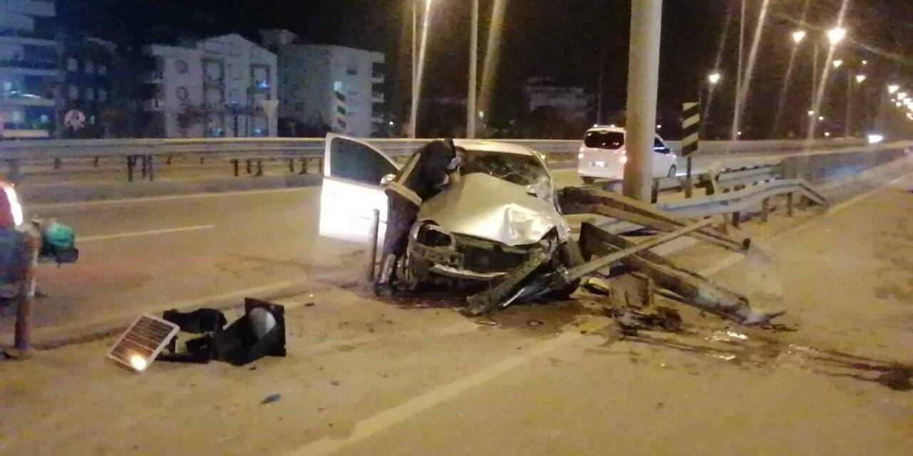 Kontrolden çıkan otomobil bariyerlere böyle çarptı