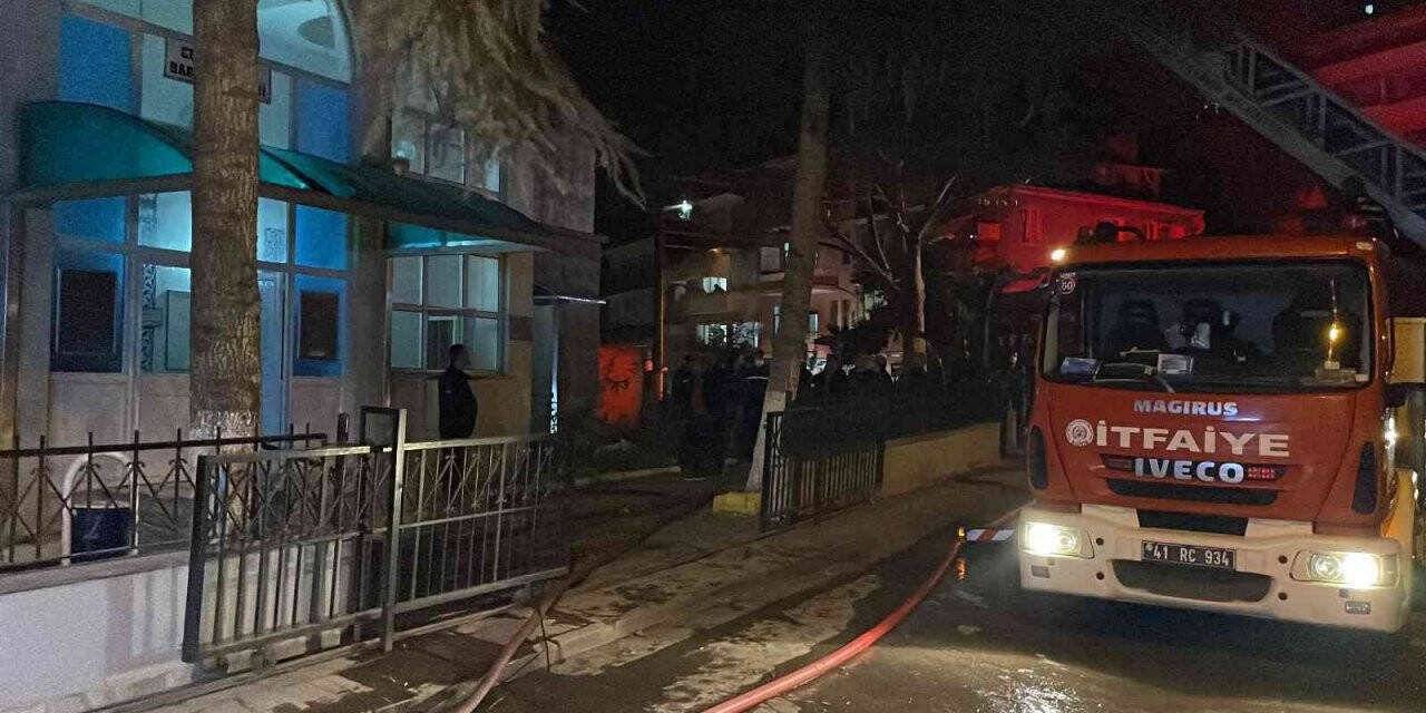 Elektrik sobasından çıkan yangında cami kullanılamaz hale geldi
