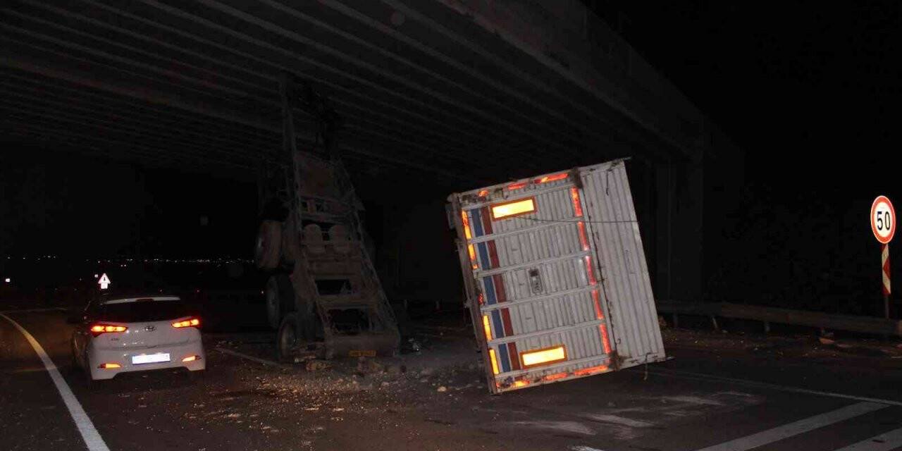 Seyir halindeki tırın açılan dorsesi köprüye çarptı