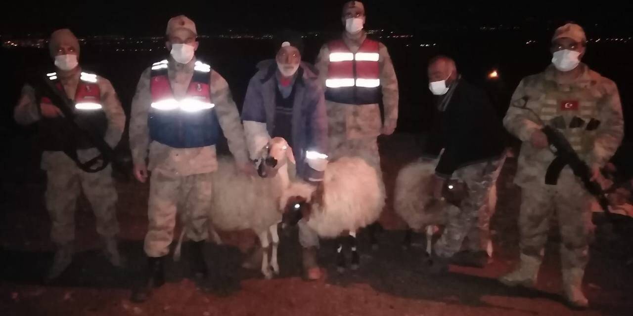 Kayalıklarda mahsur kalan baba ve oğlu kurtarıldı