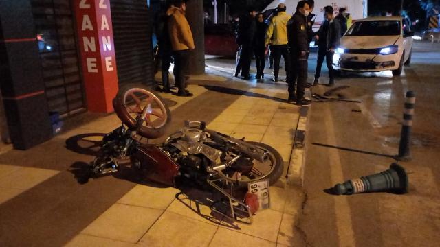 Manisa'da otomobil motosiklete çarptı: 2 yaralı