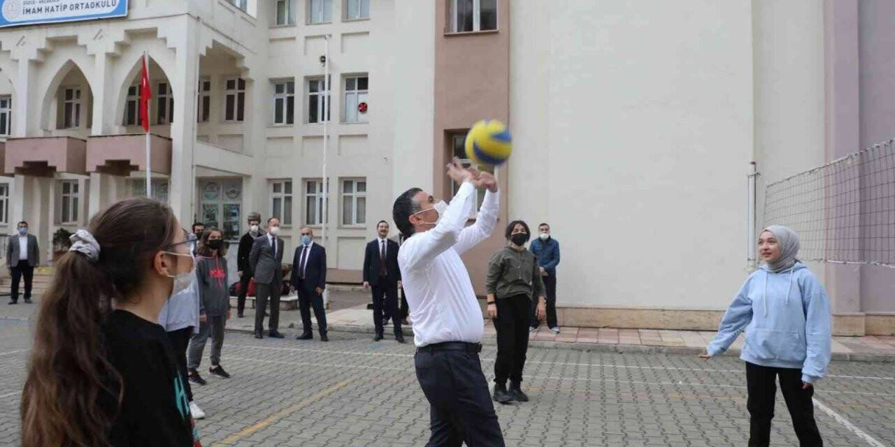 Vali Atay, öğrencilerle voleybol oynadı