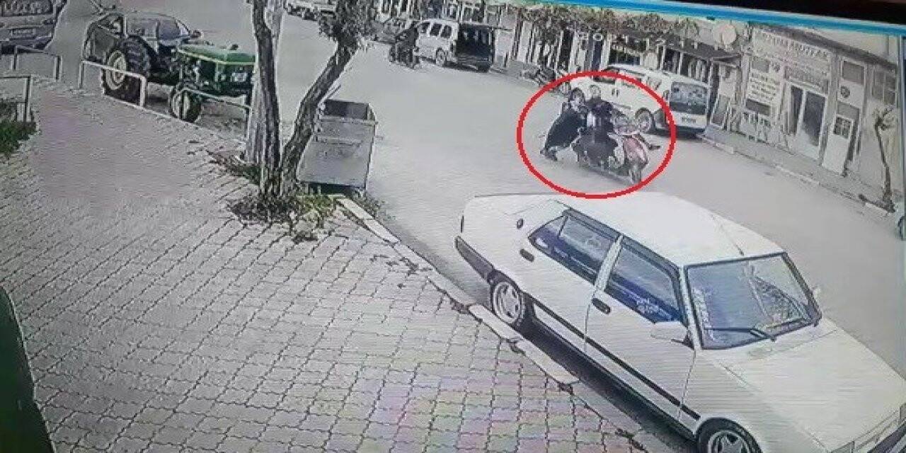 Bursa’da yolun karşısına geçmek isteyen kadına motosiklet böyle çarptı