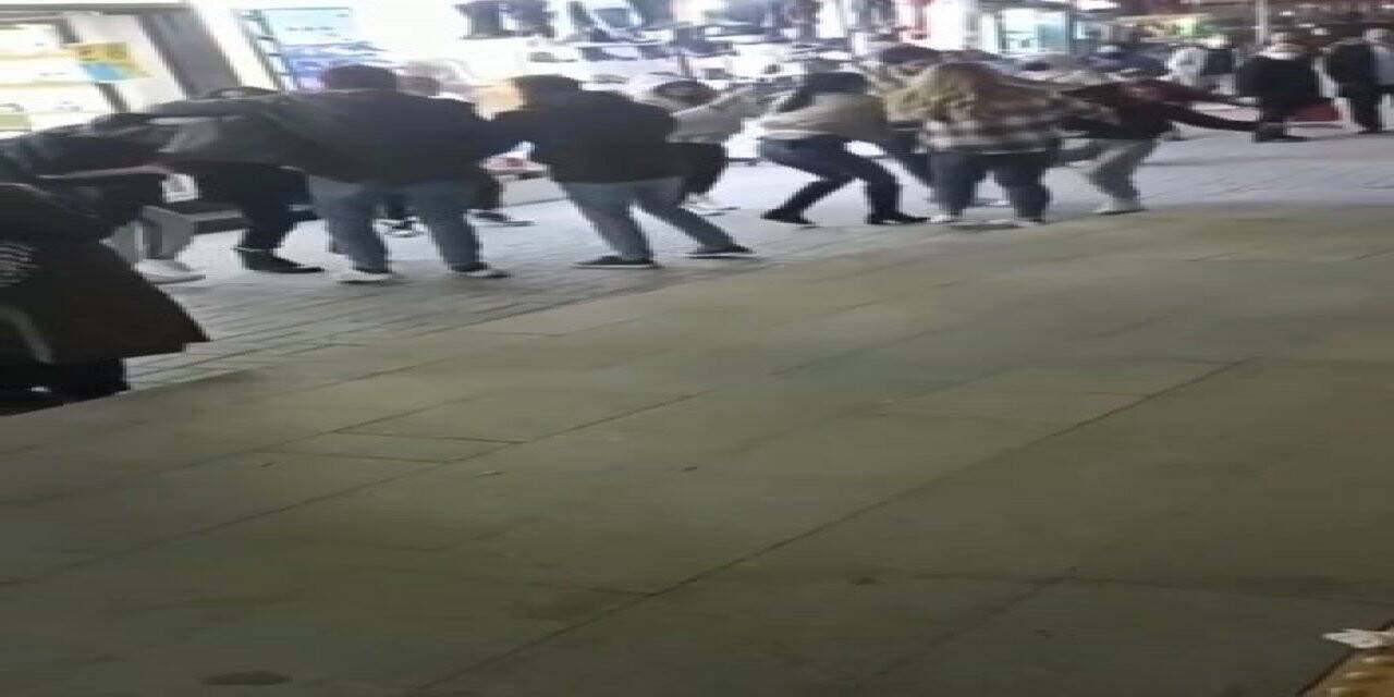 Bursa’da kızlar ’’erkek’’ yüzünden kavga ettiler