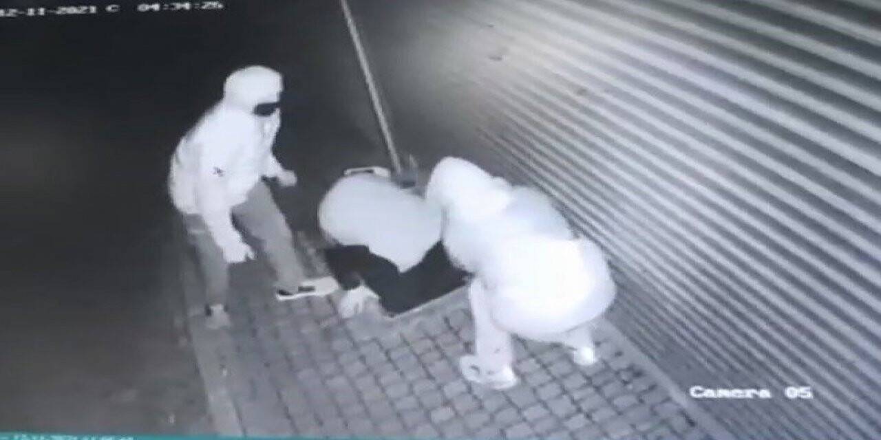 Bursa’da 3 hırsızın kepengi kırarak dükkana girme anları kameralarda