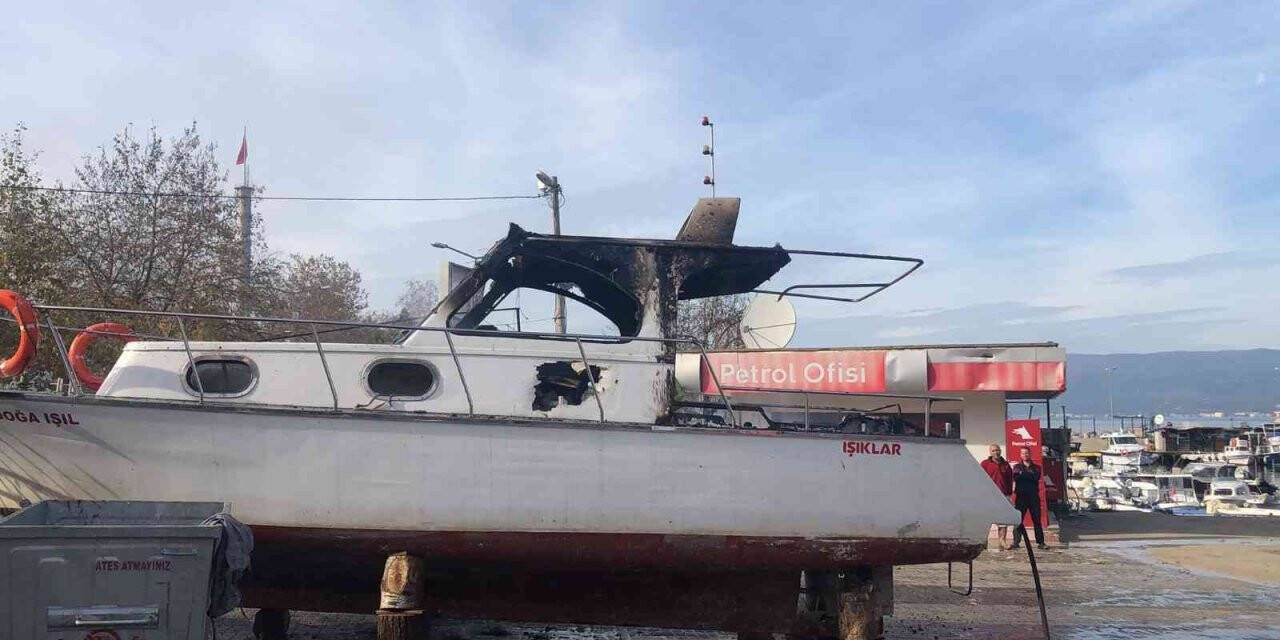 Balıkçı barınağına çekilen yat alev alev yandı