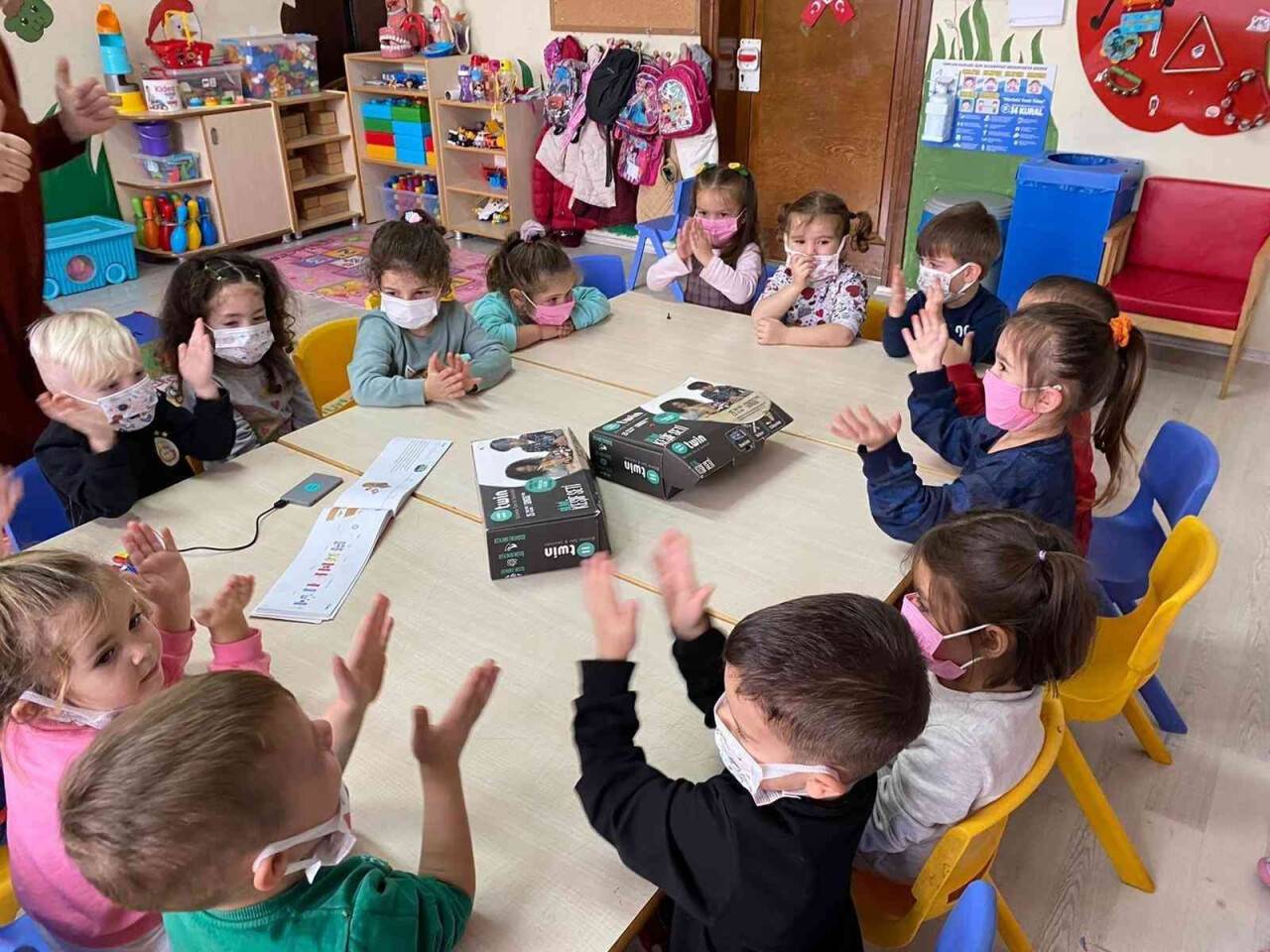 Minikler robotik kodlama öğreniyor