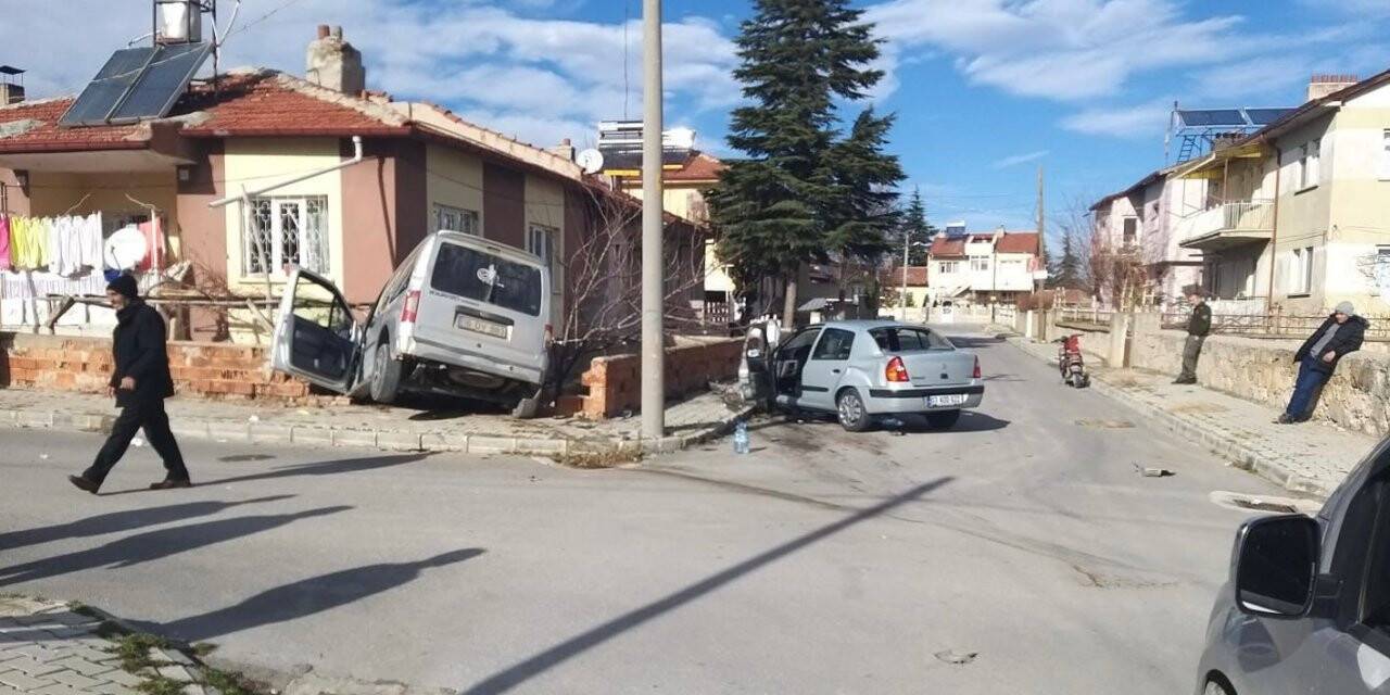 Kazada savrulan araç istinat duvarını yıkıp evin bahçesine girdi