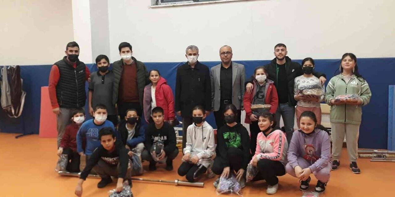 Halter sporcularına destekler devam ediyor