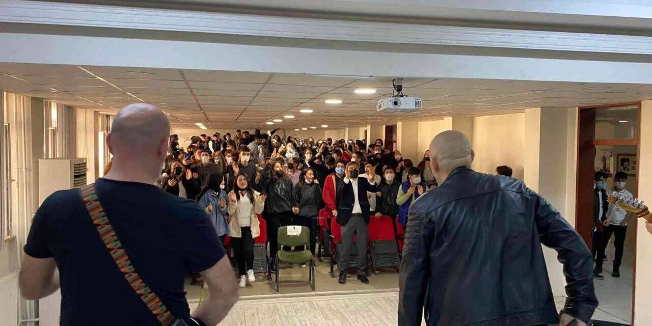 Öğrenciler okulda konser düzenledi