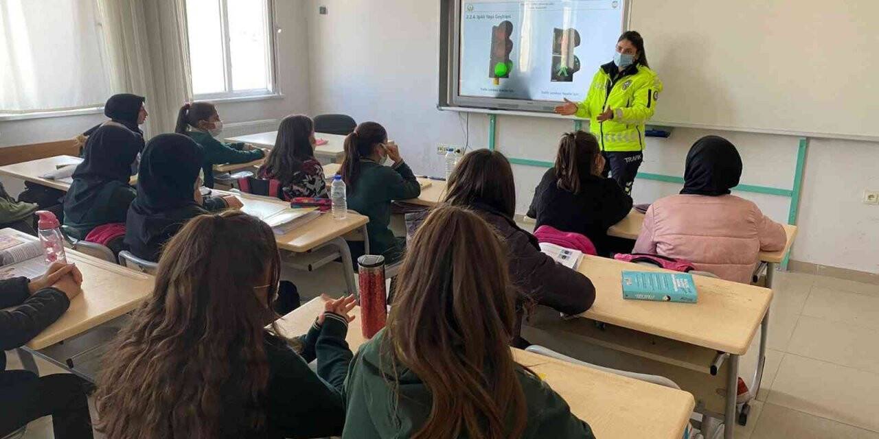Van polisinden öğrencilere trafik eğitimi