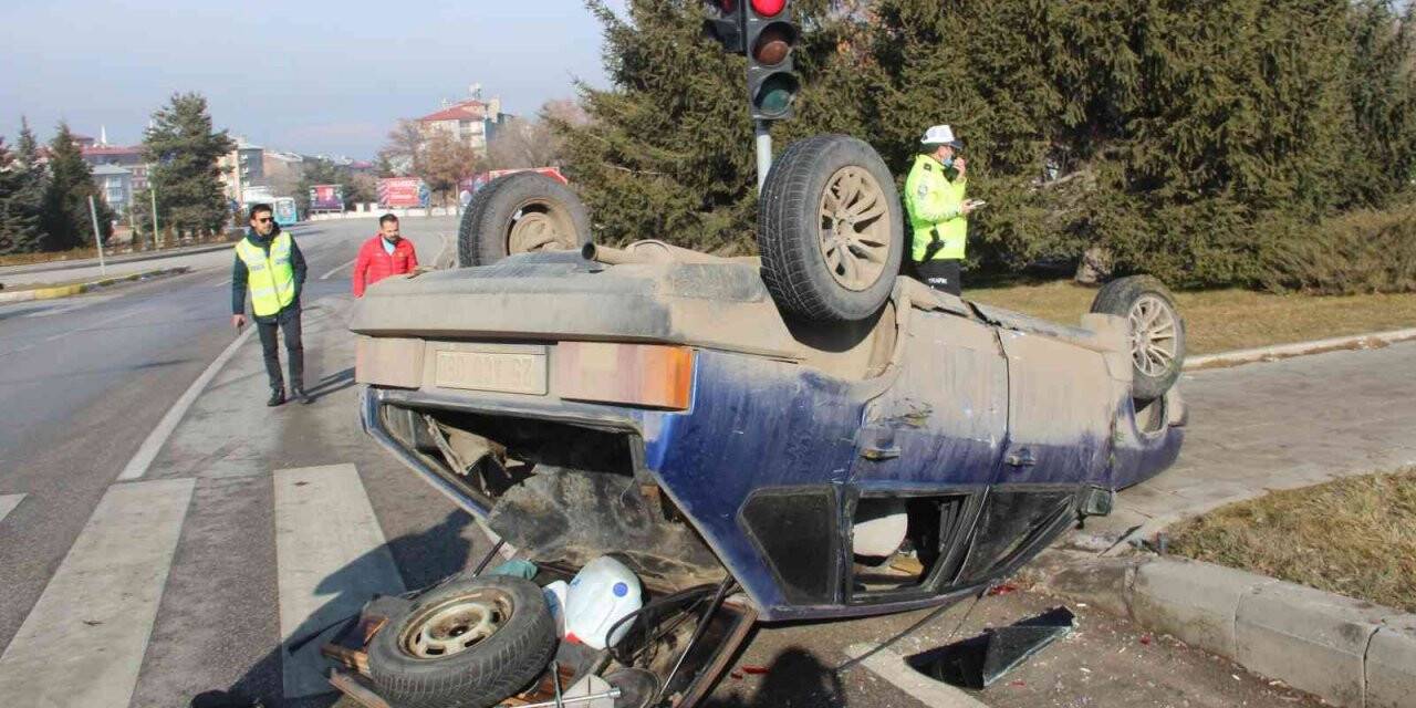 Buzlanan yolda takla attı: 1 yaralı