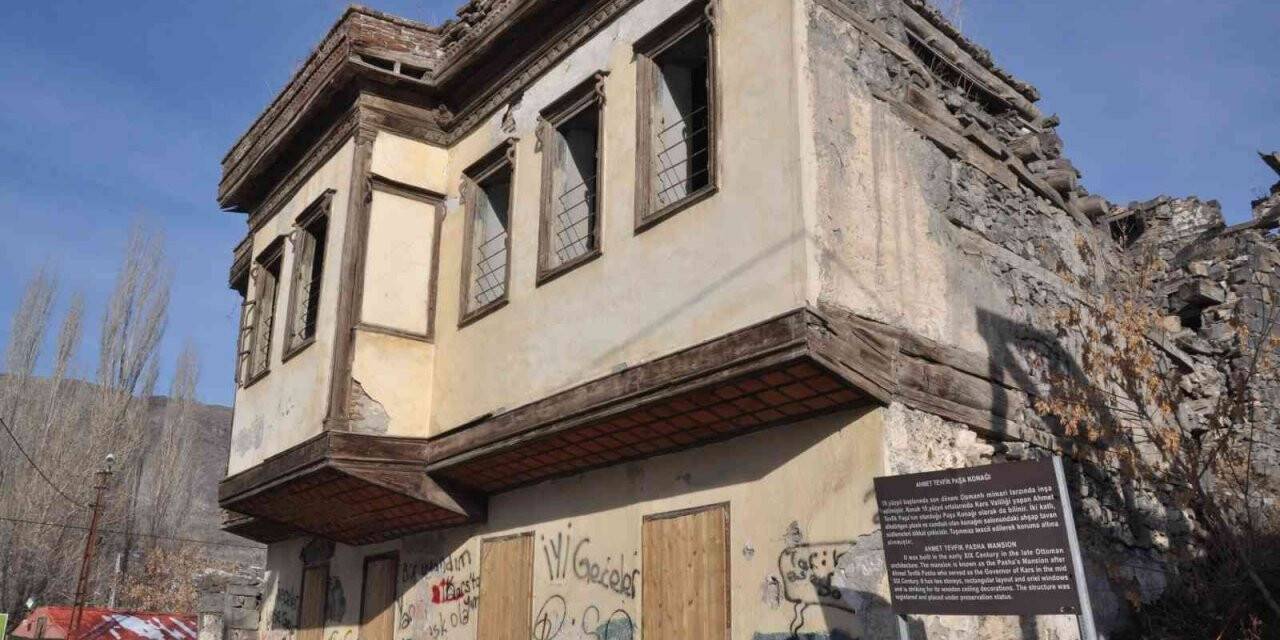 Tarihi Ahmet Tevfik Paşa Konağı’nın 4 duvarı kaldı