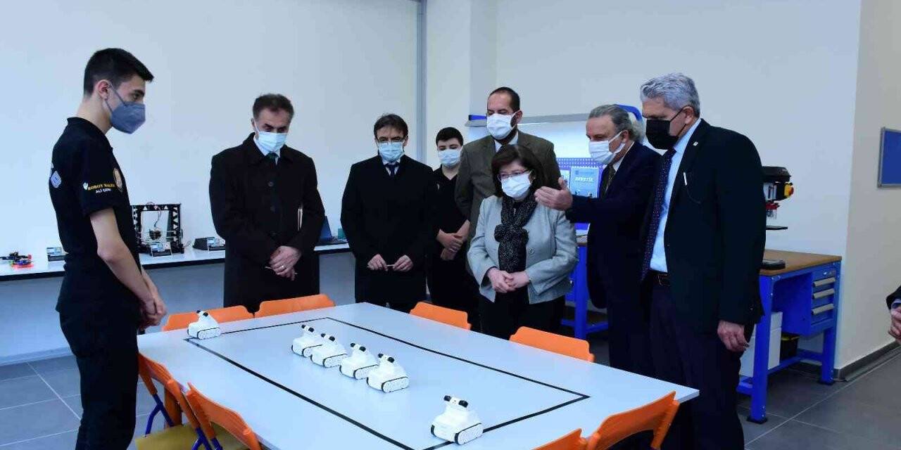 ESTÜ Rektörü Döğeroğlu, Özel EOSB Mesleki ve Teknik Anadolu Lisesini ziyaret etti