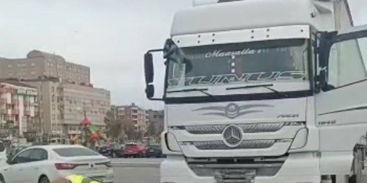 Milli sporcu 18 tonluk tırı çekti