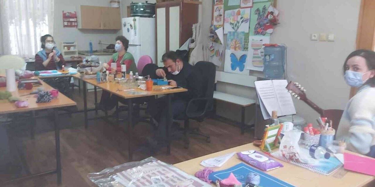 Burhaniye’de özel gençlere mandolin konseri