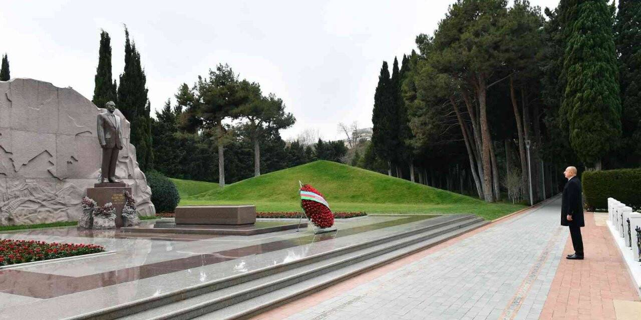 Azerbaycan’ın ulusal lideri Haydar Aliyev vefatının 18. yılında Bakü’de anıldı