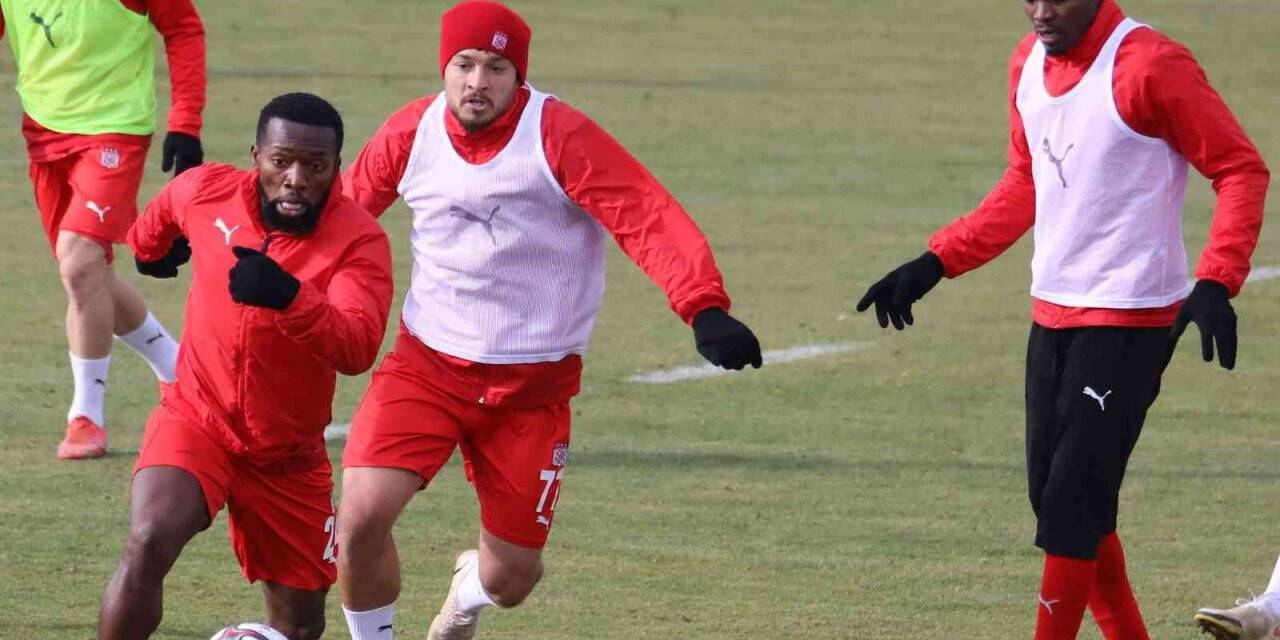 Sivasspor’da Ahmet ve Cofie ceza sınırında