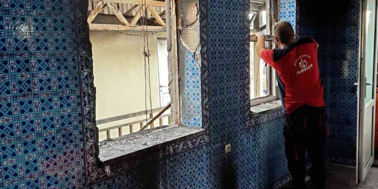 Yangında hasar gören Bahtiyar Cami’nin onarım çalışmaları başladı