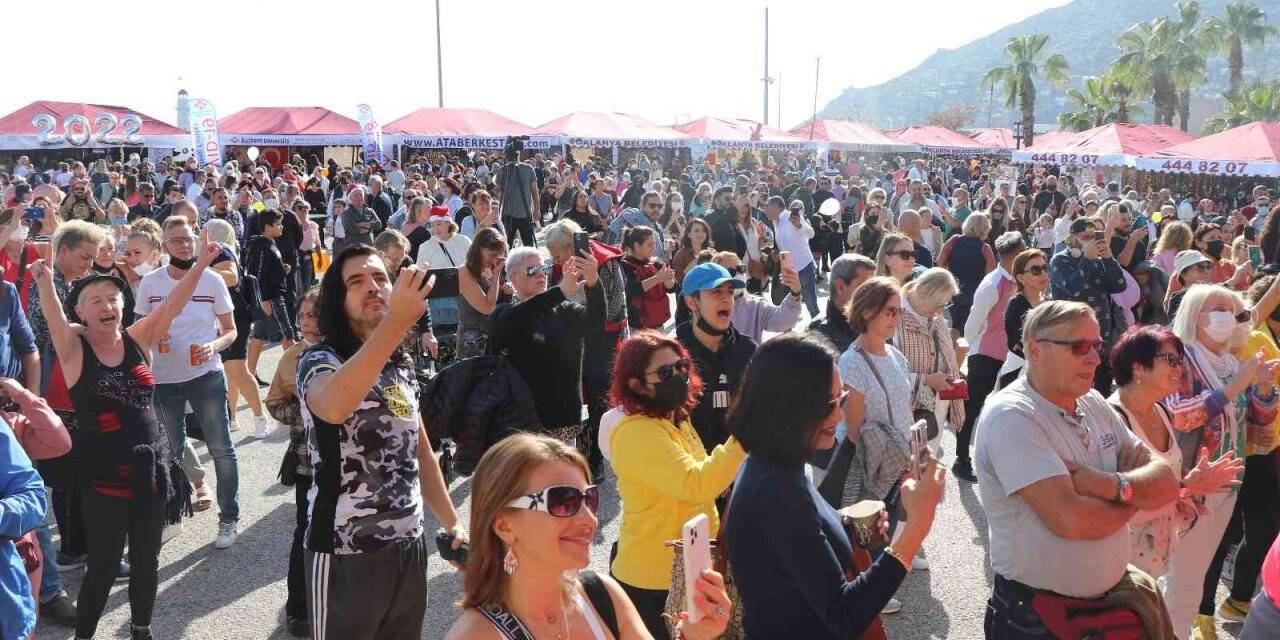 11. Alanya Uluslararası Yeni Yıl Pazarı açıldı